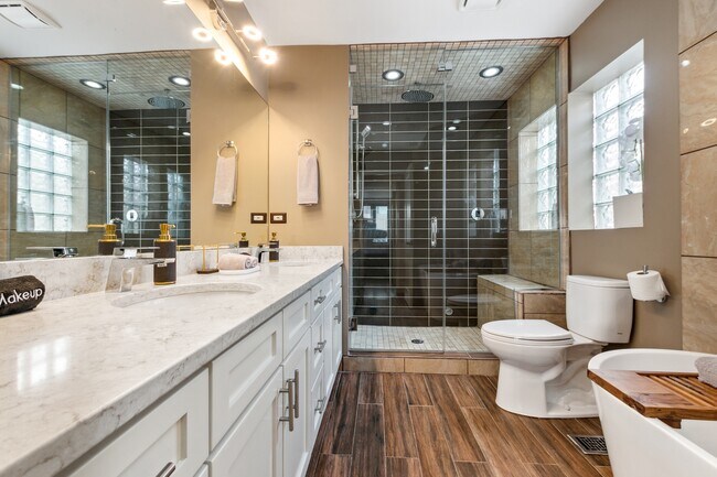 Building Photo - 1527 W Pearson St