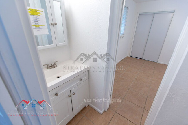 Building Photo - 1136 E Yucca St