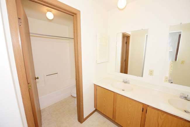Shower room - 411 5th Ave S