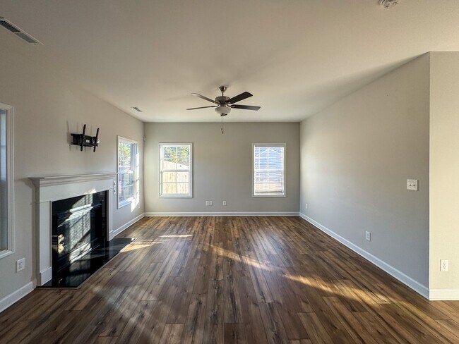 Building Photo - Stunning 4 Bed Home with Fenced Backyard