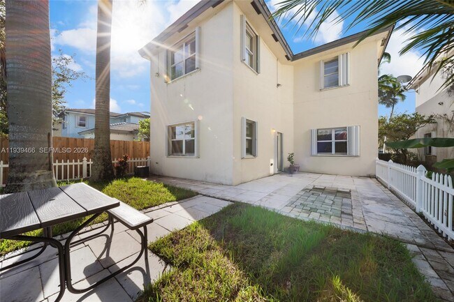 Building Photo - 3641 NE 4th St