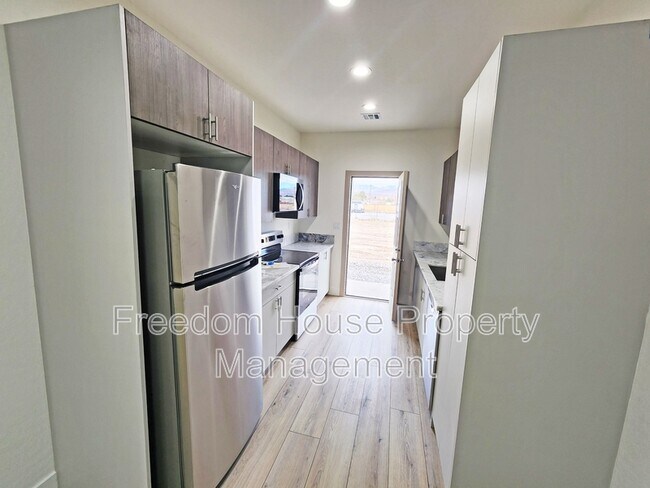 Building Photo - 1340 Arrowhead St