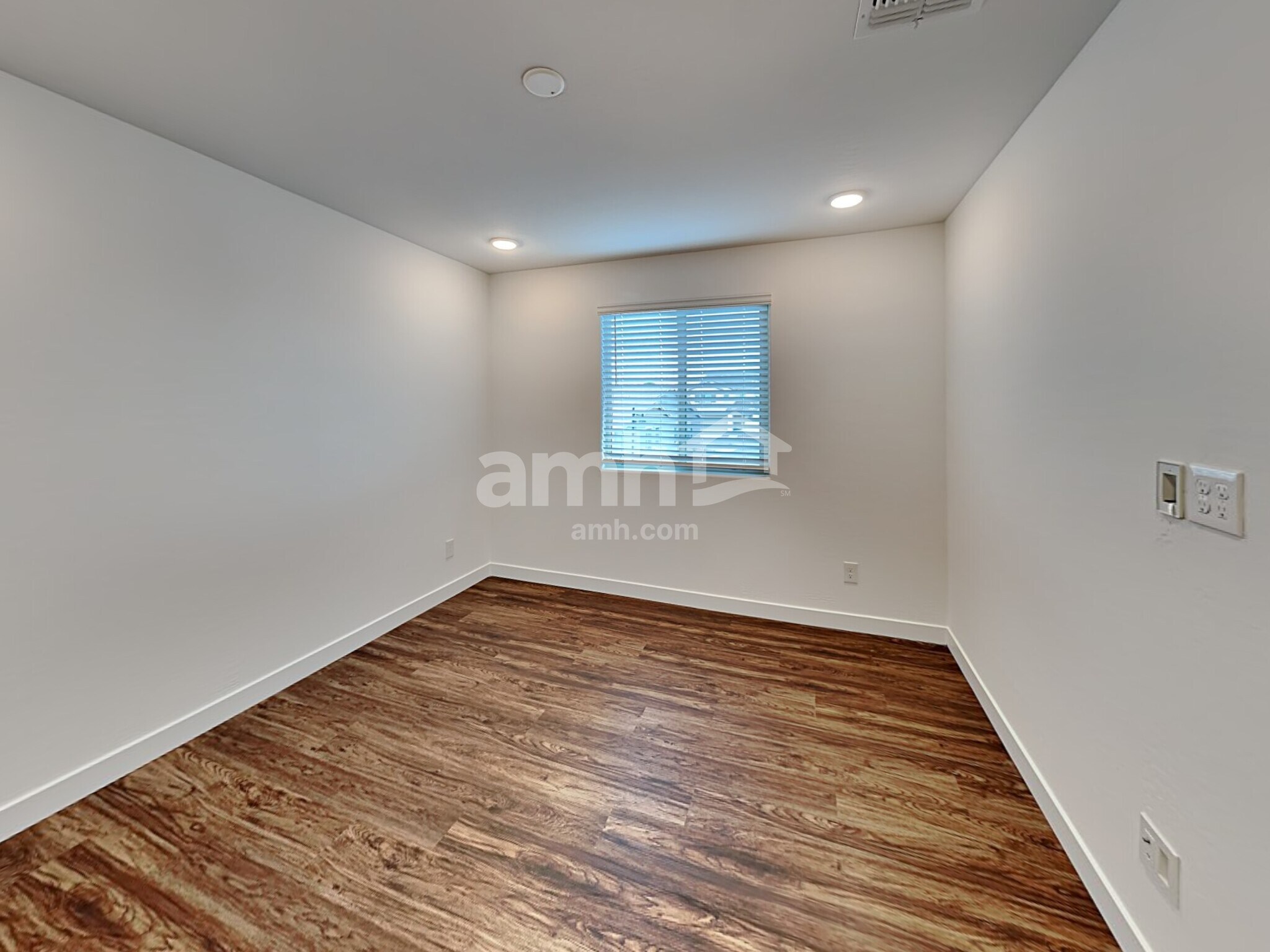 Building Photo - 814 S 150th Dr