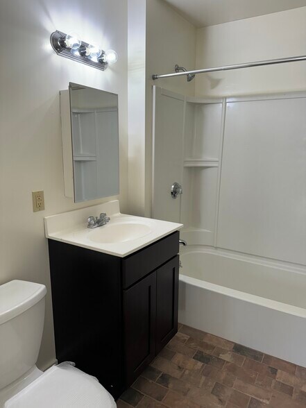 Building Photo - 86 Jenness St