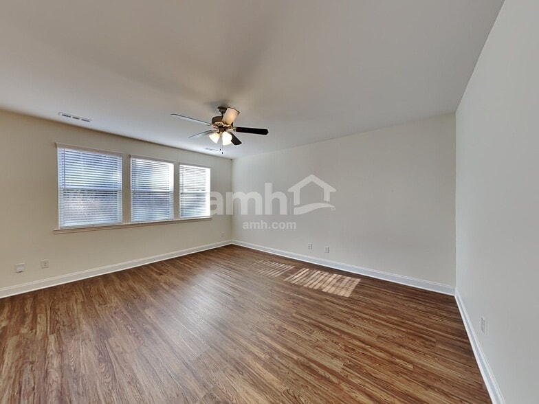 Building Photo - 440 Charity Ln