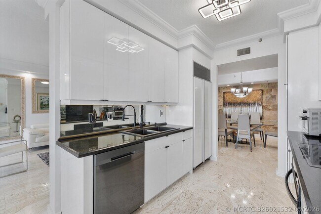 Building Photo - 3200 N Ocean Blvd