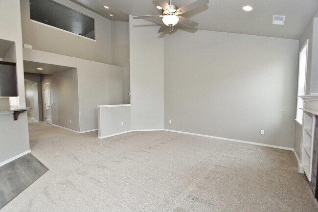 Building Photo - Spacious Home in Quiet Neighborhood