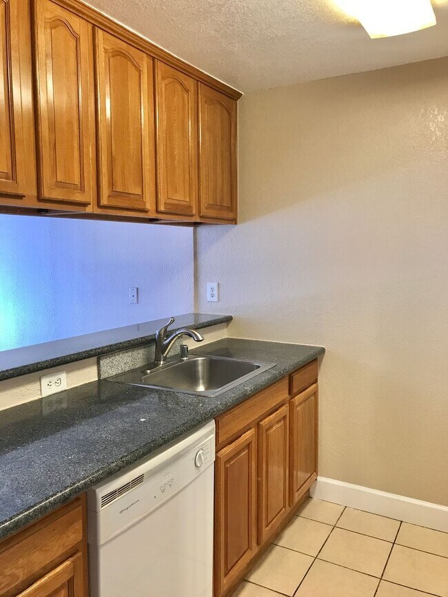 Building Photo - 1 Bedroom 1 Bath Condo in Hayward -- Coming Soon!!!