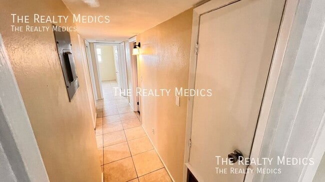 Building Photo - 6216 Lake Underhill Rd