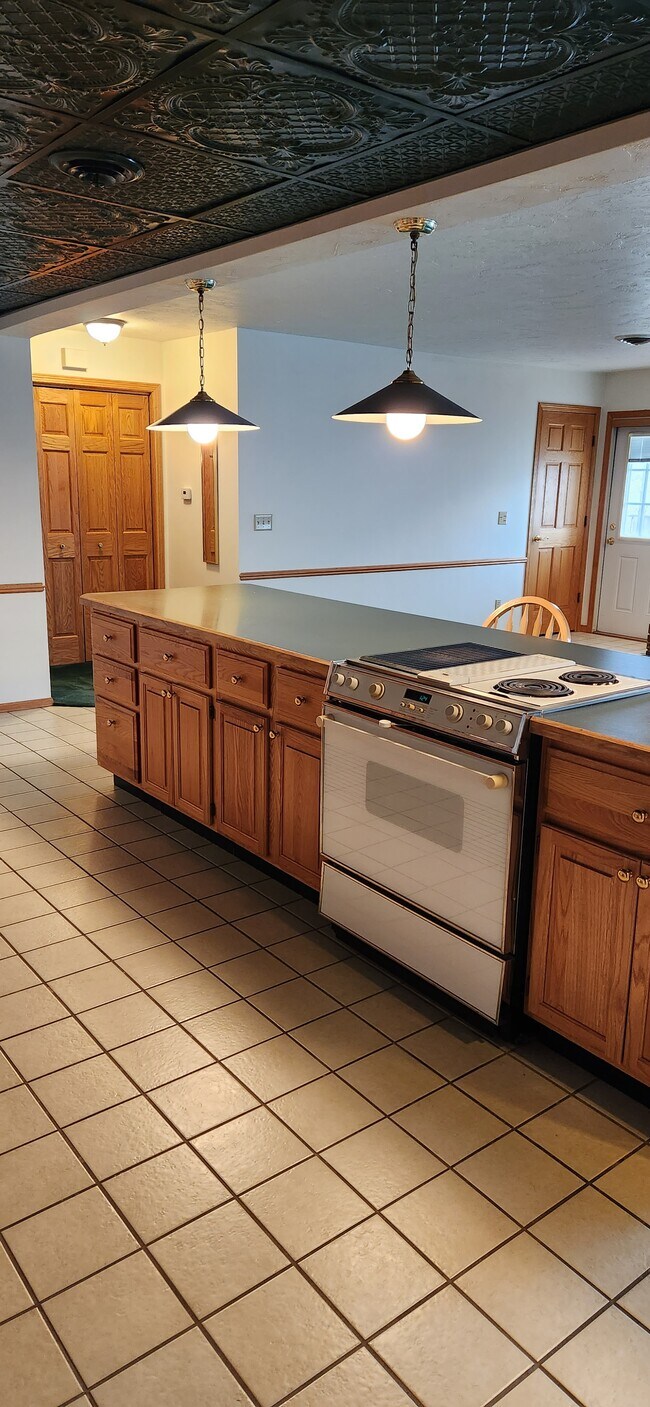 eat in kitchen - 4415 State St