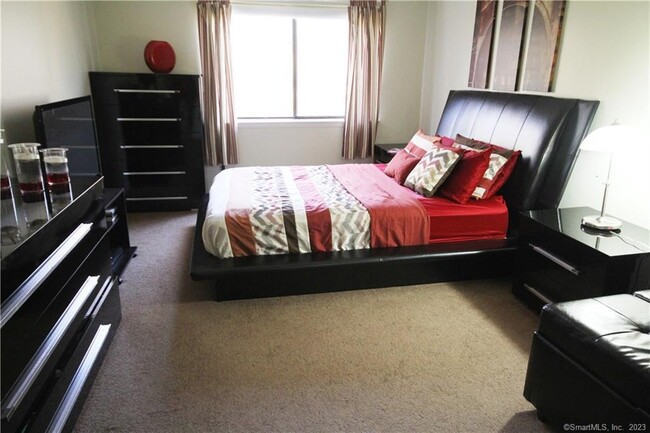 Building Photo - 14 Newtown Rd