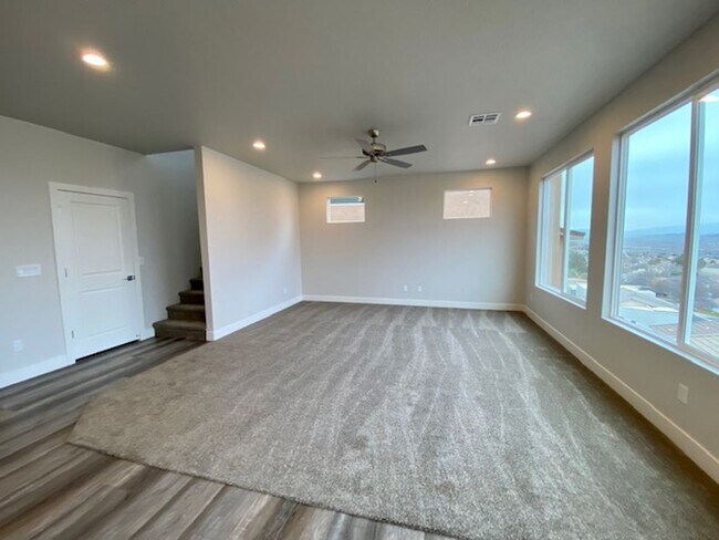 Building Photo - 438 N Stone Mountain Dr