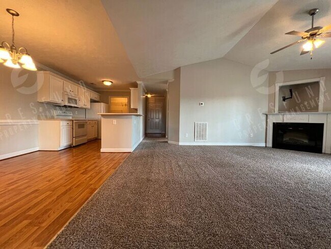 Building Photo - 2Bdrm 2Bath in Gated Community - Available Now!