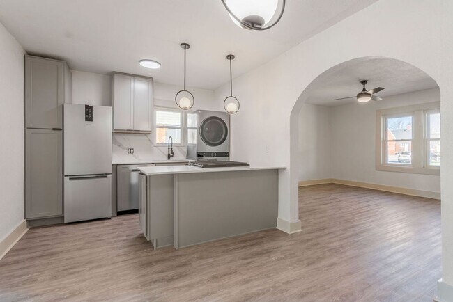 Building Photo - One Bedroom Boutique Apartment in the Plaza
