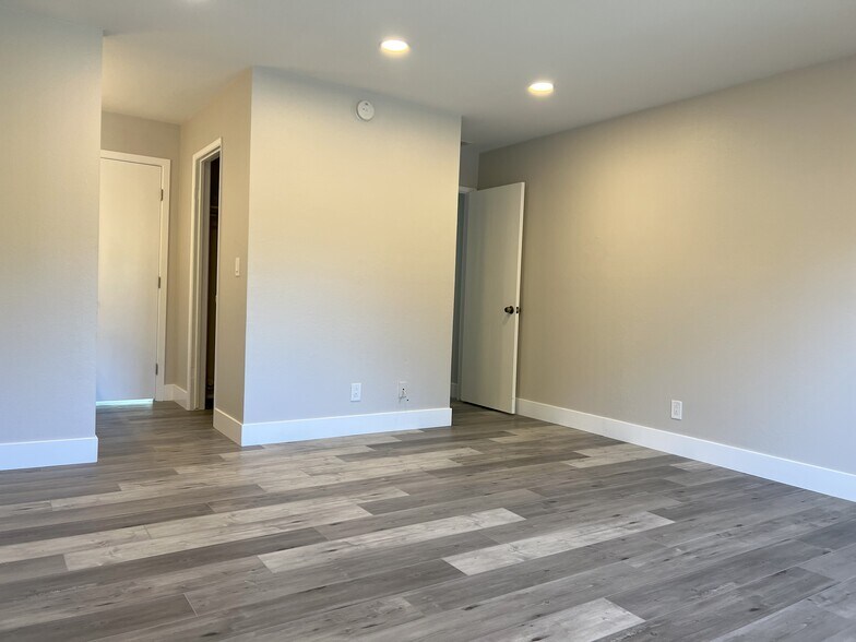 Master Bedroom - 5181 Oxbow Ct