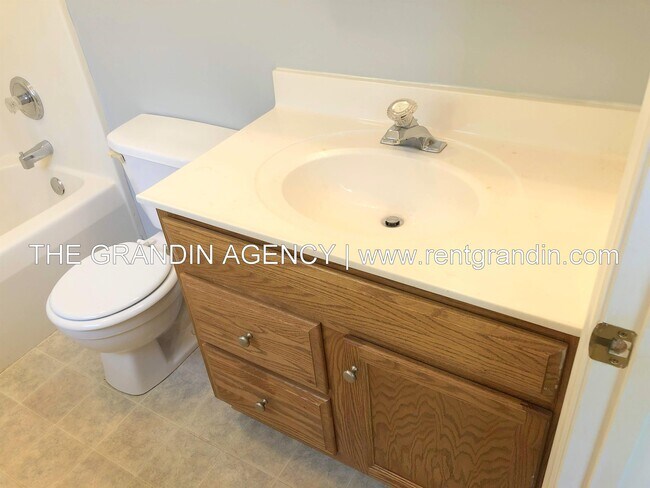 Building Photo - 1811 Meadows Ct