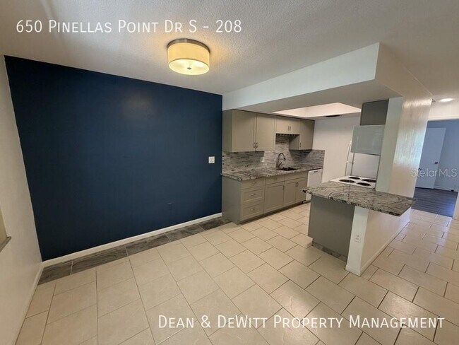 Building Photo - 650 Pinellas Point Dr S