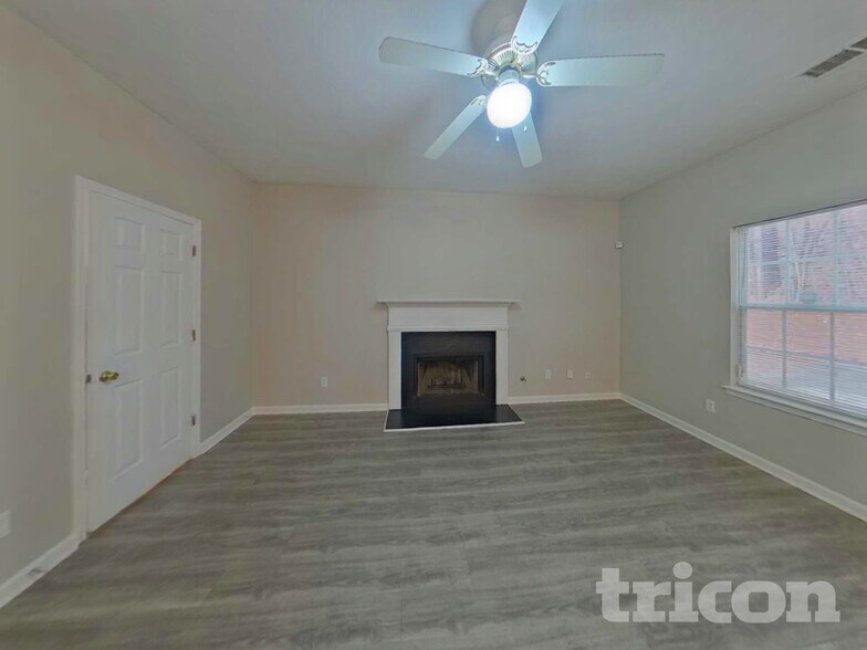 Building Photo - 3250 Diamond Blf