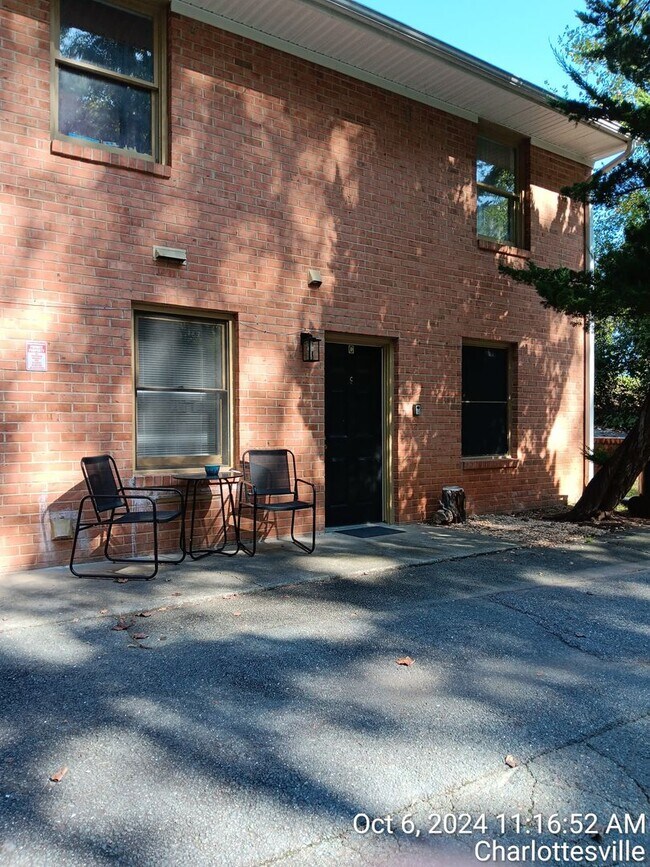 Building Photo - Fully Furnished 1 bedroom / Garden Apartment / Utilities included Travel Nurse Special