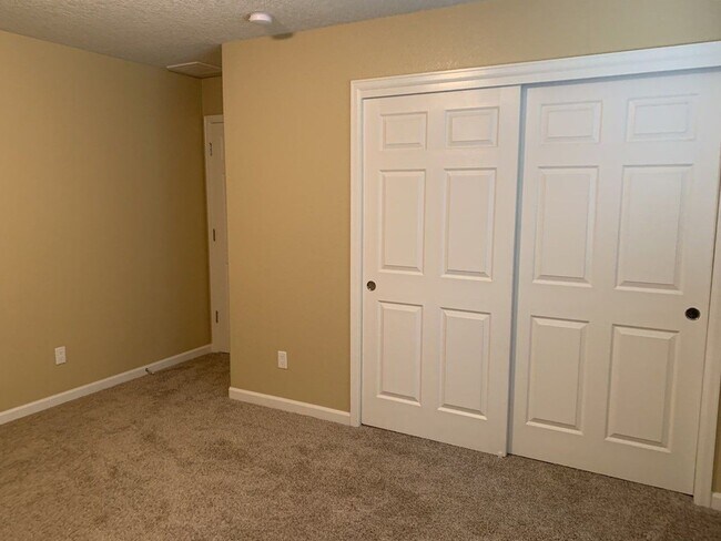 Building Photo - 229 Loma Linda Loop NE