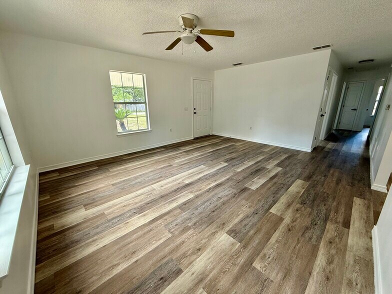 Building Photo - 3042 Tiffany Ln