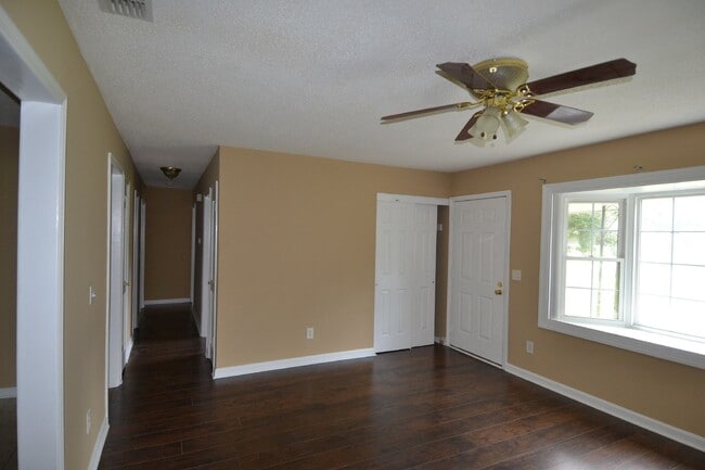 Building Photo - Home For Rent