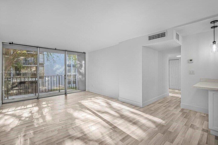 Building Photo - 110 Fontainebleau Blvd