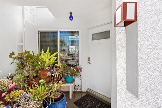 Building Photo - Gorgeous 2 bed 2 bath nestled in heart of Mission Viejo