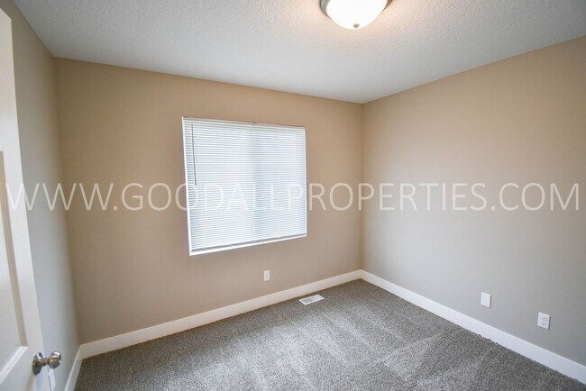 Building Photo - 3 BDRM 2.5 Bath finished basement fenced backyard in Ankeny