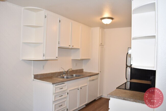 Building Photo - Charming 2-Bedroom East San Diego Apartment
