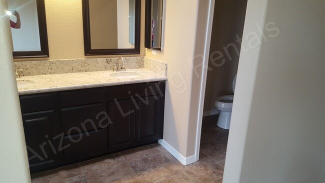 Building Photo - BEAUTIFUL RV GARAGE HOME