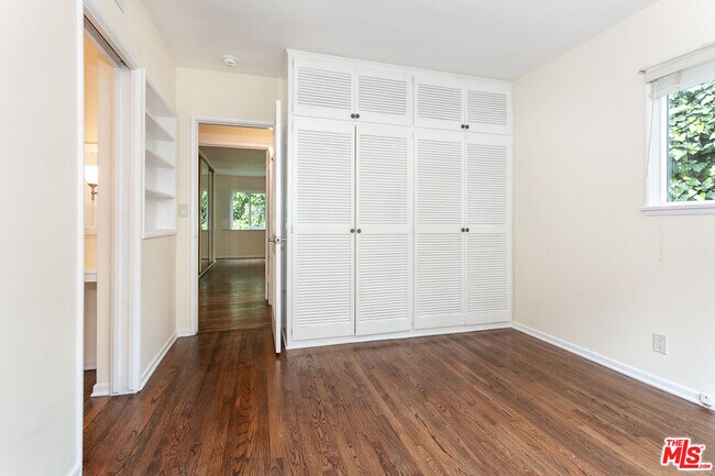 Building Photo - 1117 Roscomare Rd