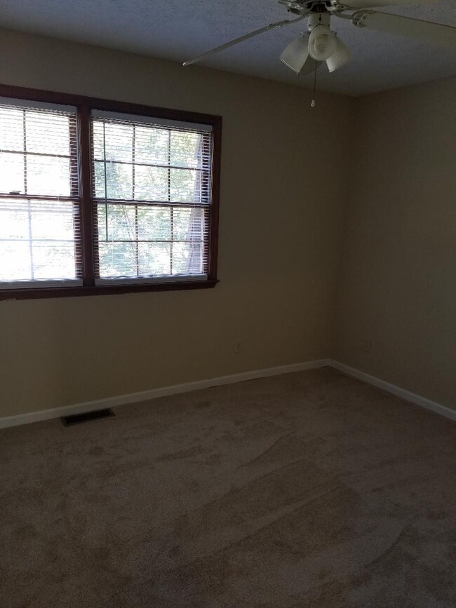 Building Photo - 2 Bedroom/1.5 Bath Townhouse for Rent! $13...