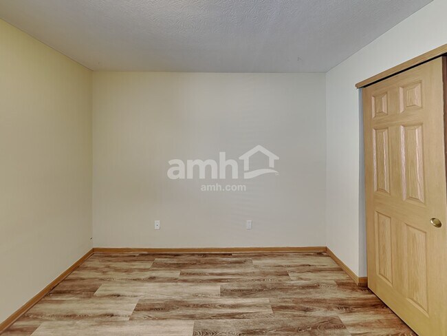 Building Photo - 5864 Westbank Dr