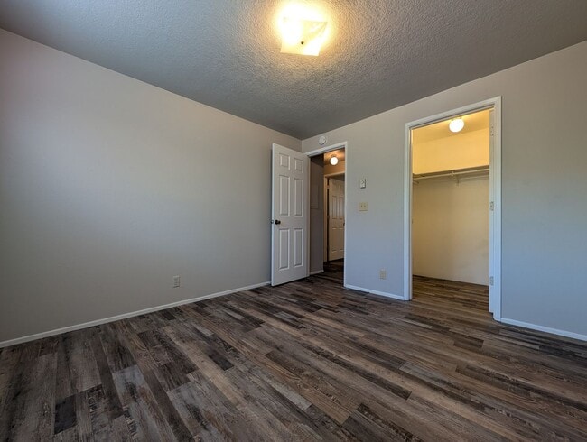 Building Photo - Great 2 bed/1 bath with one car garage! In...