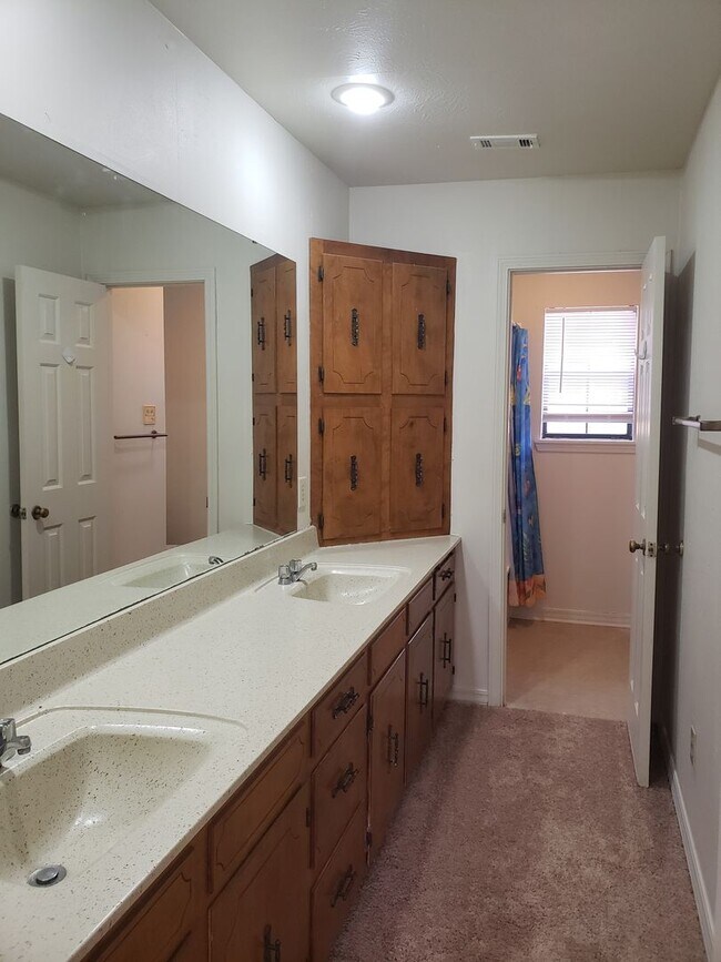 Building Photo - 3360 Eastwood Dr