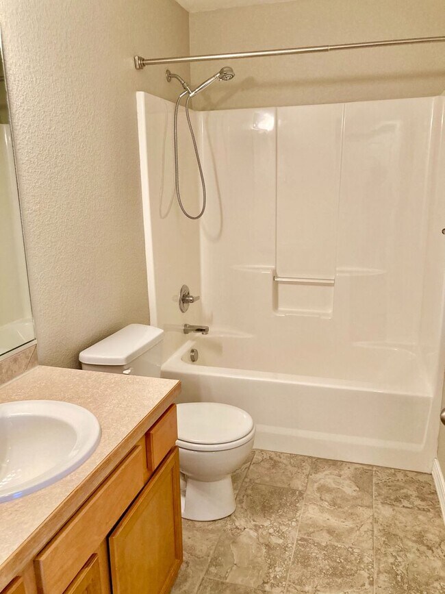 Building Photo - Lovely 3 Bedroom, 2.5 Bathroom Townhome