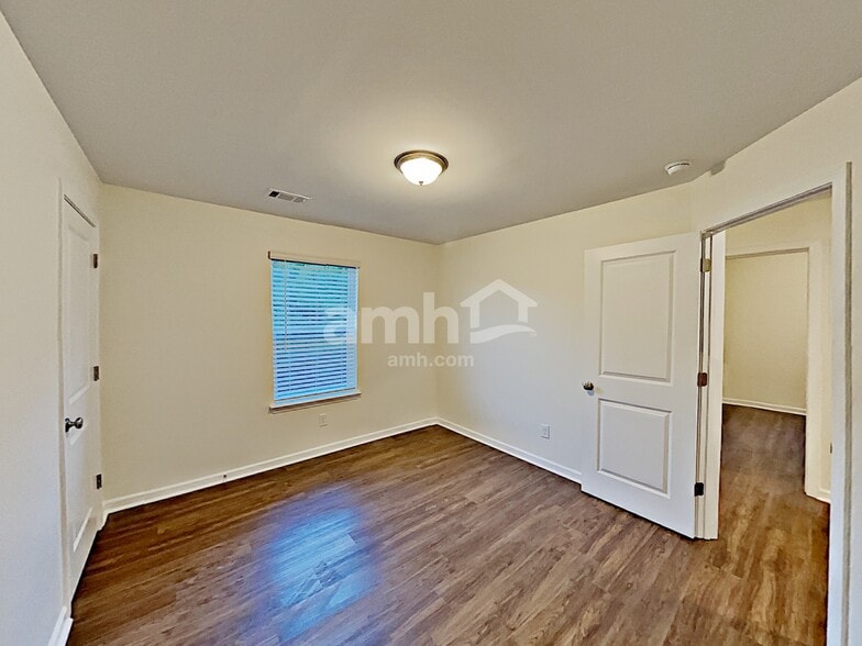 Building Photo - 553 Camp dr