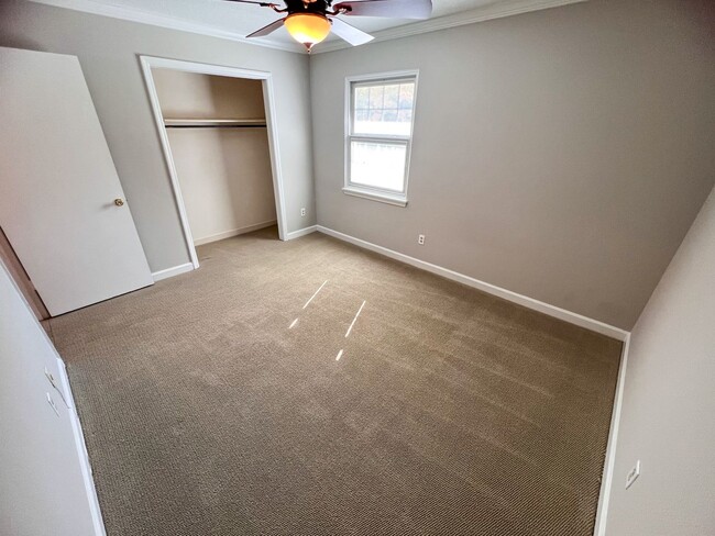 Building Photo - Charming Brick Townhome in Clemmons/Winston Salem w/ Community Pool!