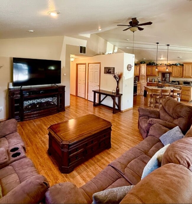 Building Photo - Fully Furnished and Supplied House in Lowe...