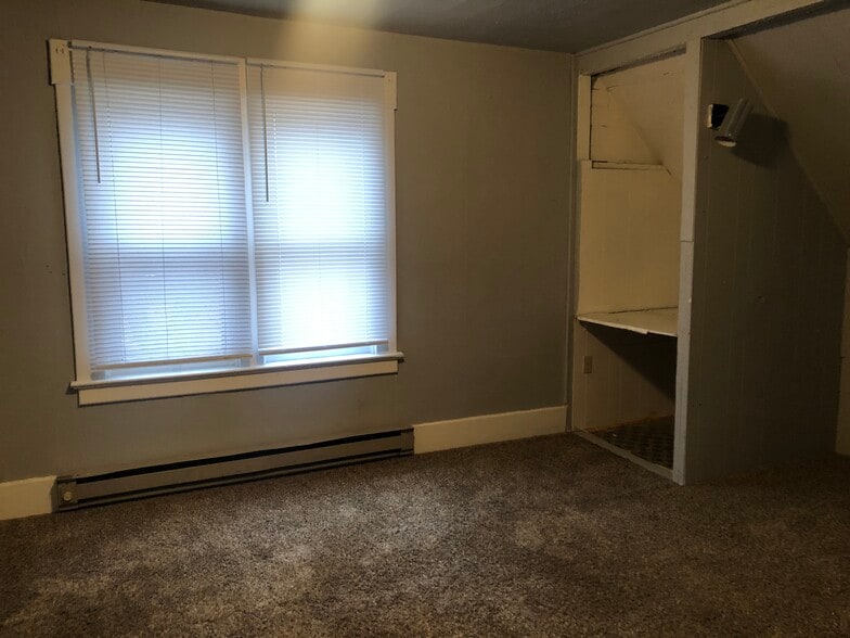 Building Photo - 425 NE Campus St