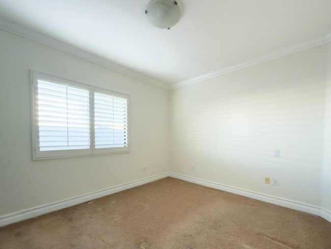 Building Photo - Spacious 3BR Condo with Luxury Finishes in Brentwood!