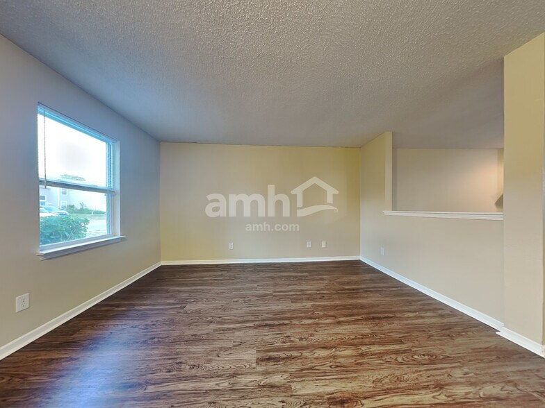 Building Photo - 15135 Fawn Hollow Ln