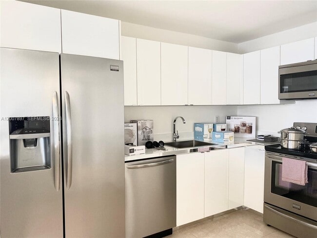 Building Photo - 1901 Brickell Ave