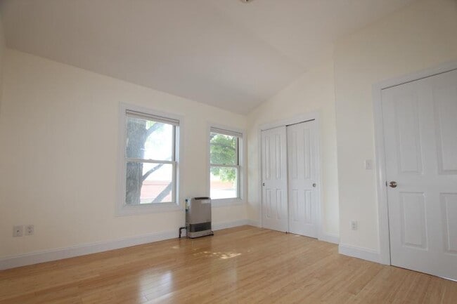 Building Photo - 18 Monroe St