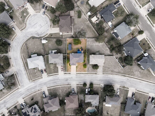 Building Photo - Texas sized home near the golf course