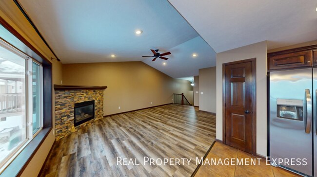 Building Photo - Modern 4 Bedroom 2 Bathroom Twin-Home in Tea