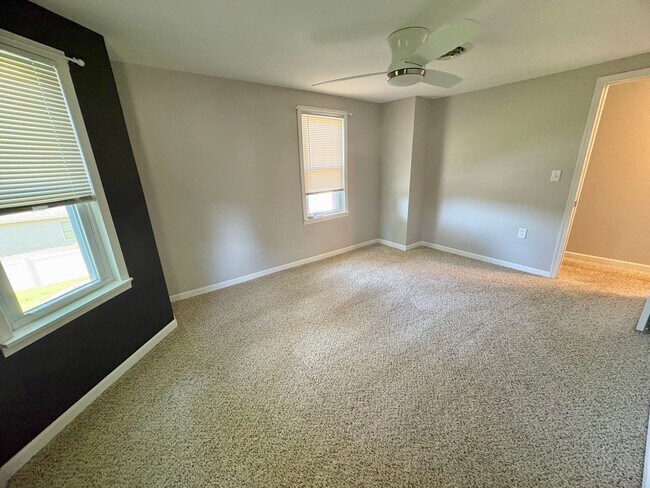 Building Photo - 4 Bedroom 2 Bathroom in Harrisburg!