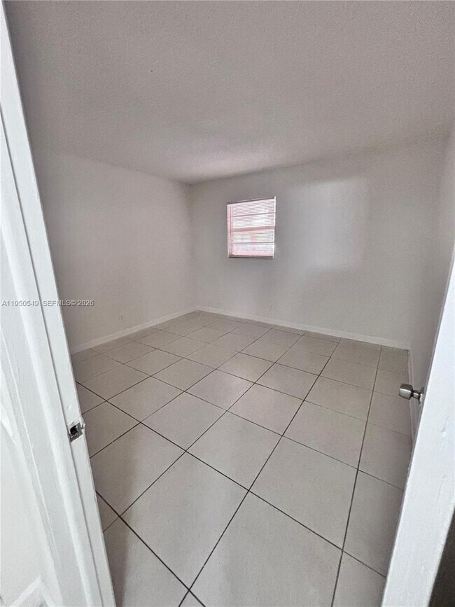 Building Photo - 430 Commodore Dr