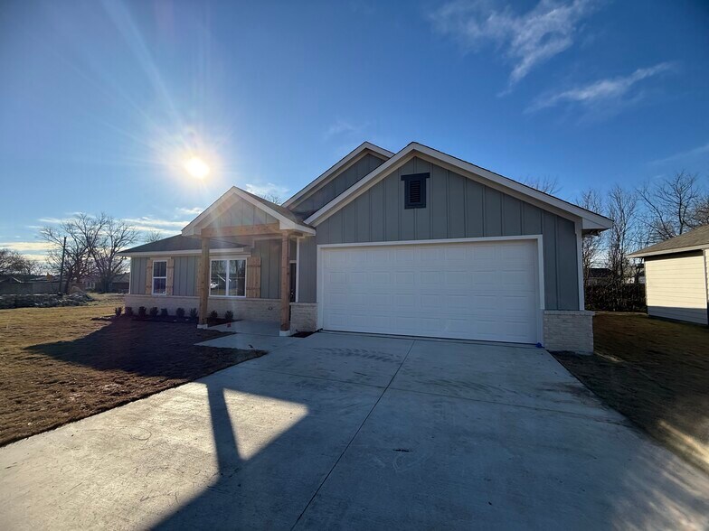 Building Photo - 106 Kirkland St